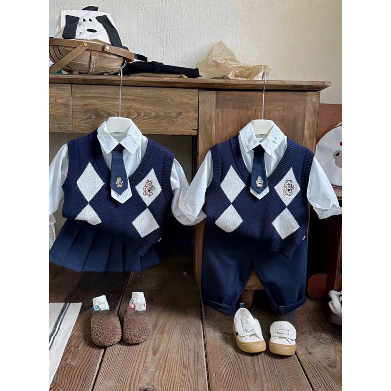 Đồng phục học sinh, set 4ct: áo sơ mi trắng, cà vạt, chân váy xếp ly và áo len hình thoi cho bé 12-30kg