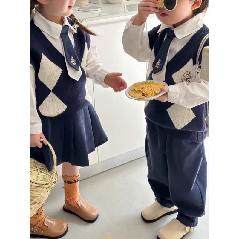 Đồng phục học sinh, set 4ct: áo sơ mi trắng, cà vạt, chân váy xếp ly và áo len hình thoi cho bé 12-30kg
