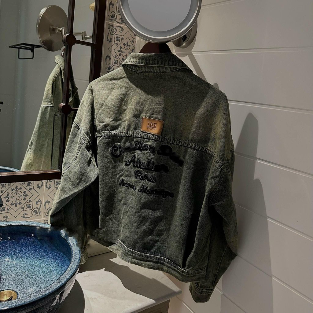 ÁO KHOÁC JEAN THÊU CHỮ NỔI