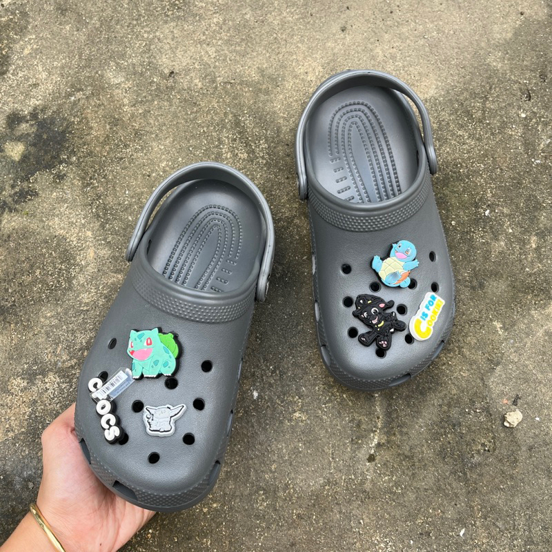 Dép Crocs Classic Clog chính hãng không lỗi, rất êm và siêu bền, tặng kèm 6 charm, màu xám.