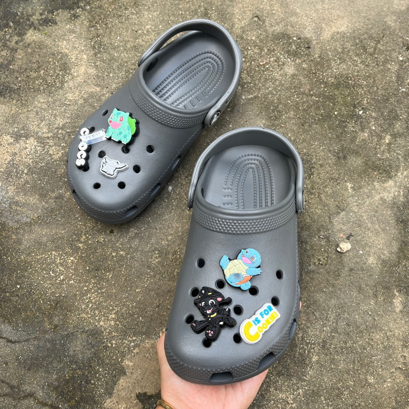 Dép Crocs Classic Clog chính hãng không lỗi, rất êm và siêu bền, tặng kèm 6 charm, màu xám.