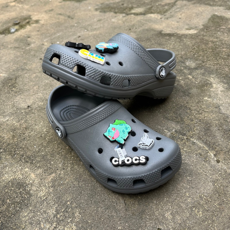 Dép Crocs Classic Clog chính hãng không lỗi, rất êm và siêu bền, tặng kèm 6 charm, màu xám.