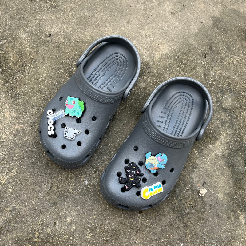 Dép Crocs Classic Clog chính hãng không lỗi, rất êm và siêu bền, tặng kèm 6 charm, màu xám.