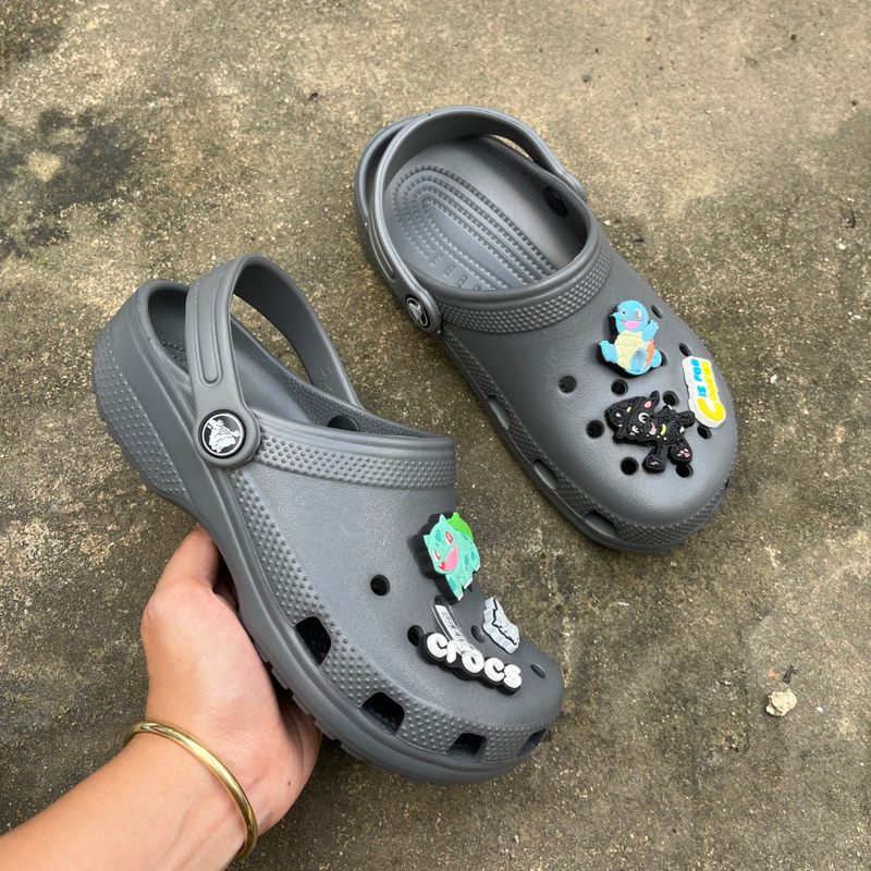 Dép Crocs Classic Clog chính hãng không lỗi, rất êm và siêu bền, tặng kèm 6 charm, màu xám.