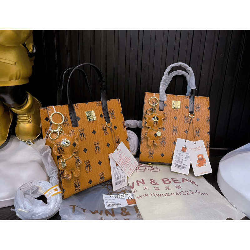 Túi tote vuông kèm charm gấu TTWN BEARrr