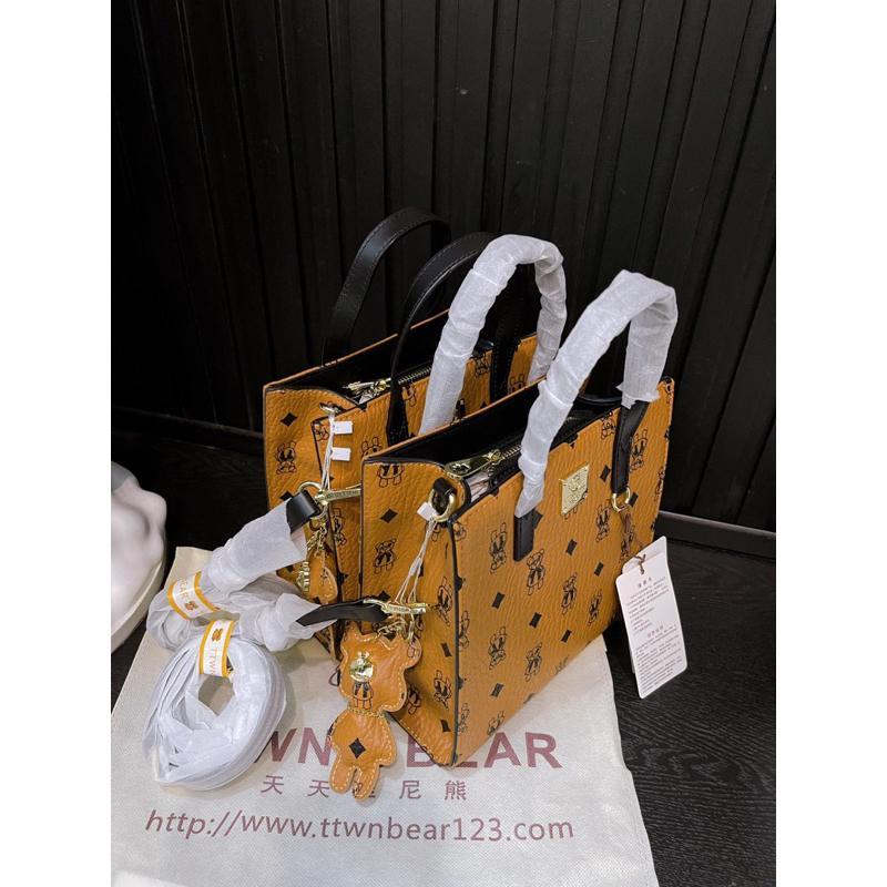 Túi tote vuông kèm charm gấu TTWN BEARrr