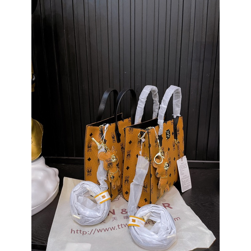 Túi tote vuông kèm charm gấu TTWN BEARrr