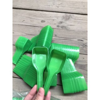 Thìa xúc thức ăn, cám,.. cho chim, gà
