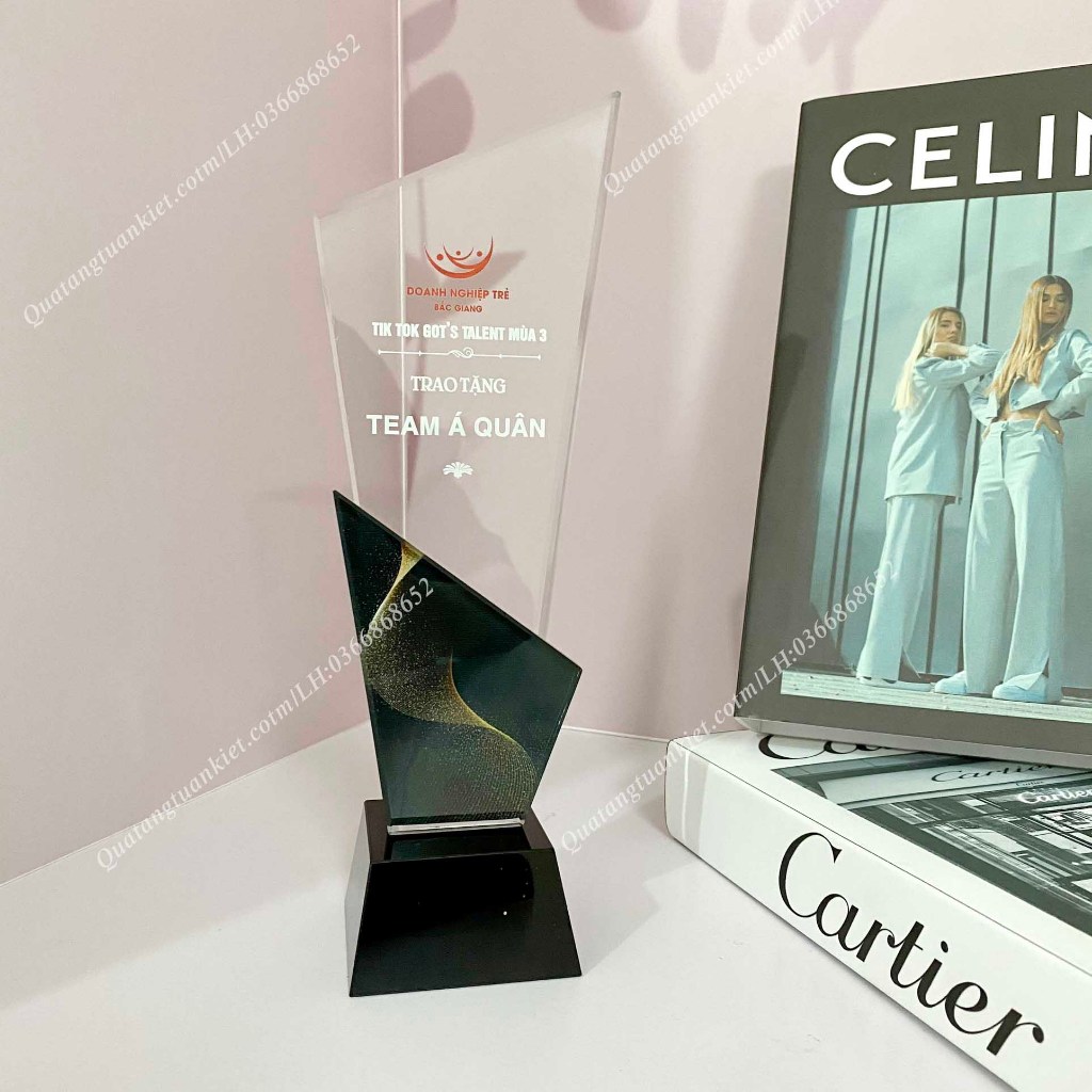 Cúp pha lê 2 thân vát in backgroud Kỷ Niệm