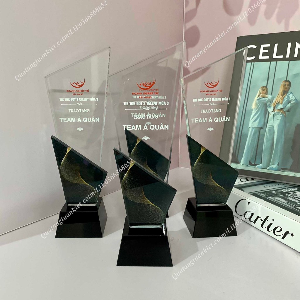 Cúp pha lê 2 thân vát in backgroud Kỷ Niệm