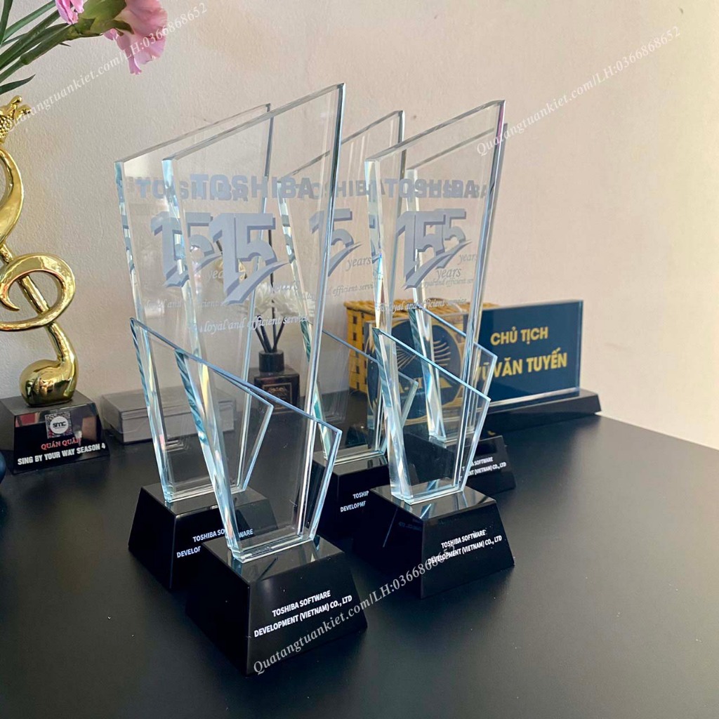 Cúp pha lê 2 thân vát in backgroud Kỷ Niệm