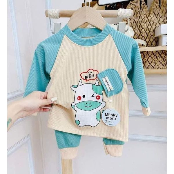 Bộ quần áo trẻ em dễ thương