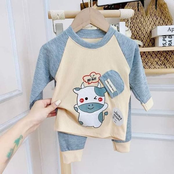 Bộ quần áo trẻ em dễ thương