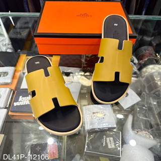 Dép lê nam quai ngang HM da Pu hình chữ H vàng bóng đế phíp gỗ khắc chữ phủ da dập logo boy phố DL41P