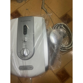 máy tắm nước nóng trực tiếp có bơm trợ lực ariston be-4522ep