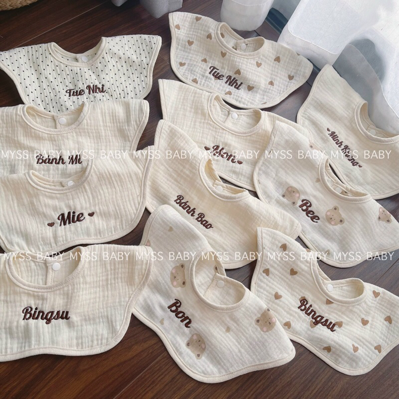 Yếm cổ thêu tên bé theo yêu cầu MYSS BABY