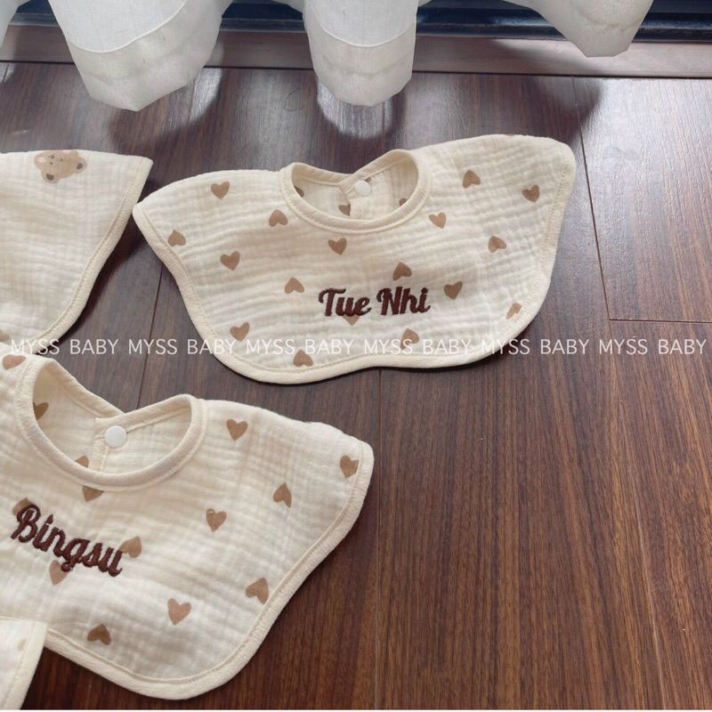 Yếm cổ thêu tên bé theo yêu cầu MYSS BABY