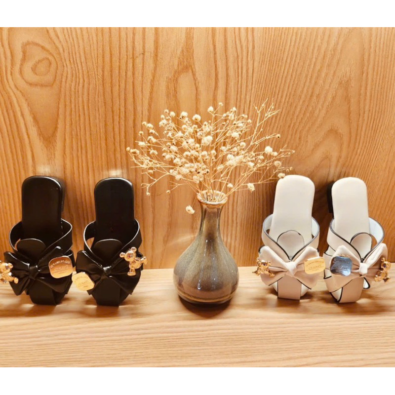 Sục bé gái gắn mac