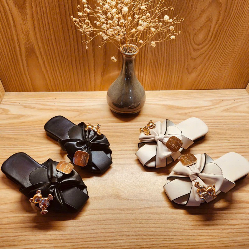 Sục bé gái gắn mac