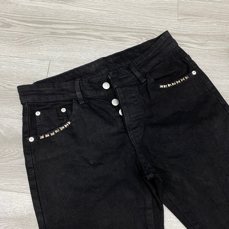 Quần jean đen trơn đính đá viền túi,quần đính đá 4 cúc đơn giản không rách