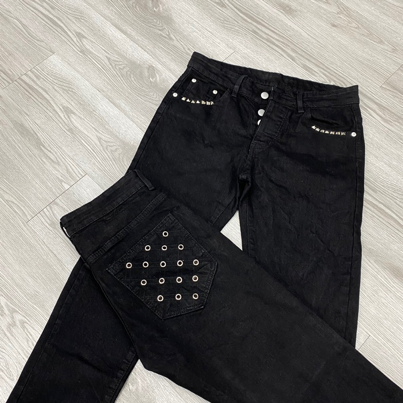 Quần jean đen trơn đính đá viền túi,quần đính đá 4 cúc đơn giản không rách