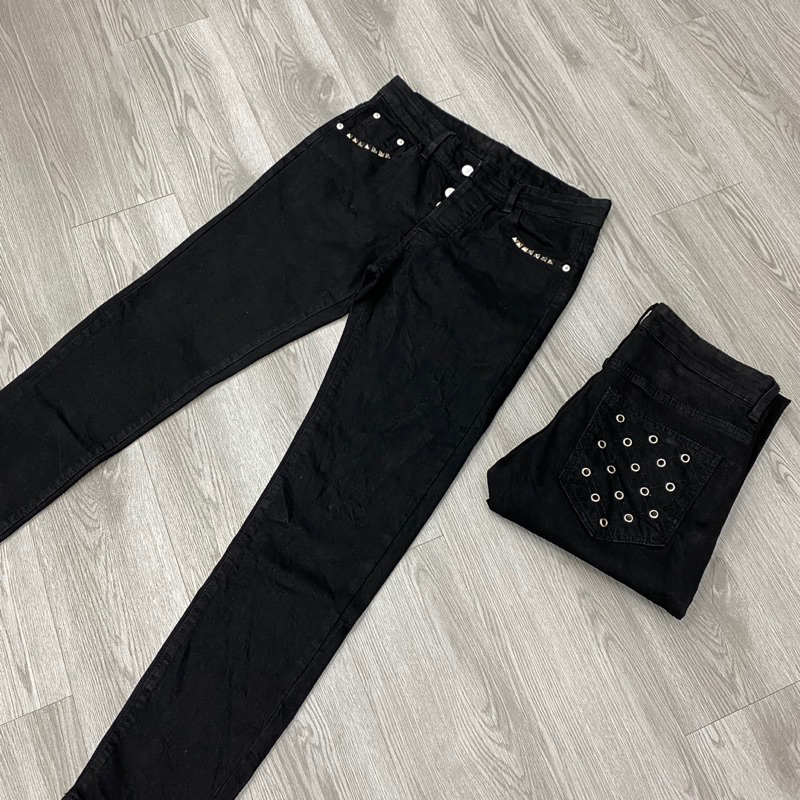 Quần jean đen trơn đính đá viền túi,quần đính đá 4 cúc đơn giản không rách