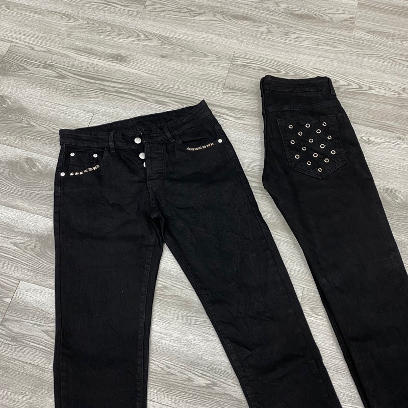 Quần jean đen trơn đính đá viền túi,quần đính đá 4 cúc đơn giản không rách