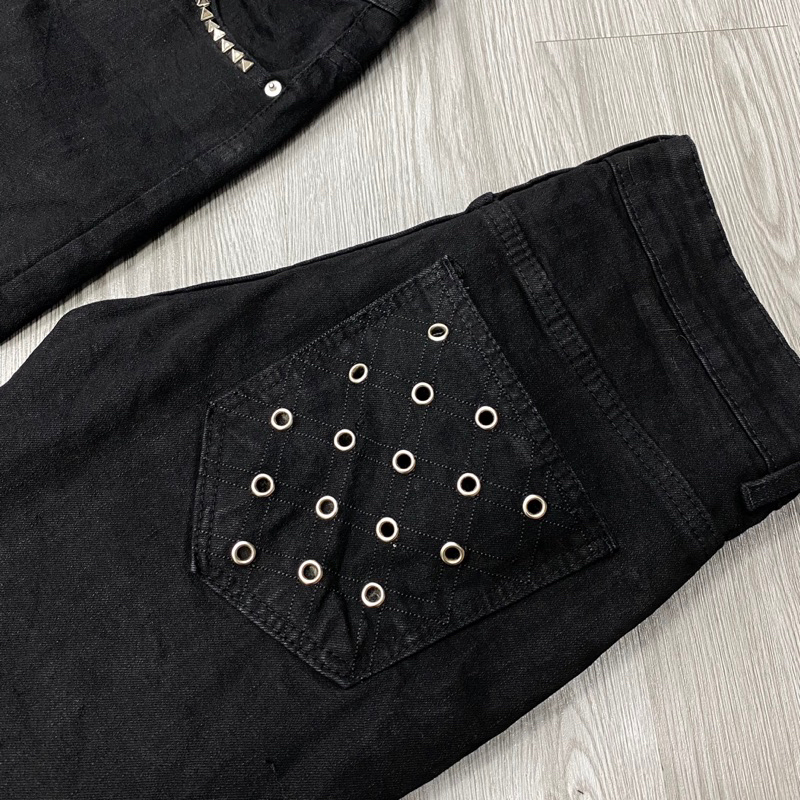 Quần jean đen trơn đính đá viền túi,quần đính đá 4 cúc đơn giản không rách