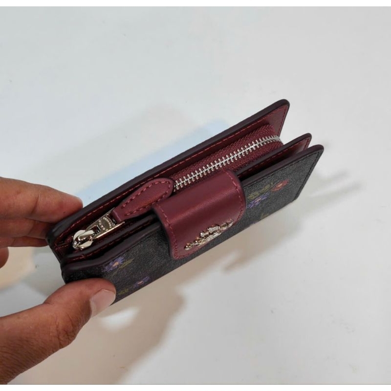 ✨ COACH - Medium Corner Zip Wallet In Signature Canvas With Country Floral Print CM986 ✨ví cực đẹp hoạ tiết xinh xắn