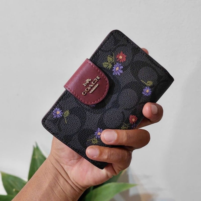 ✨ COACH - Medium Corner Zip Wallet In Signature Canvas With Country Floral Print CM986 ✨ví cực đẹp hoạ tiết xinh xắn