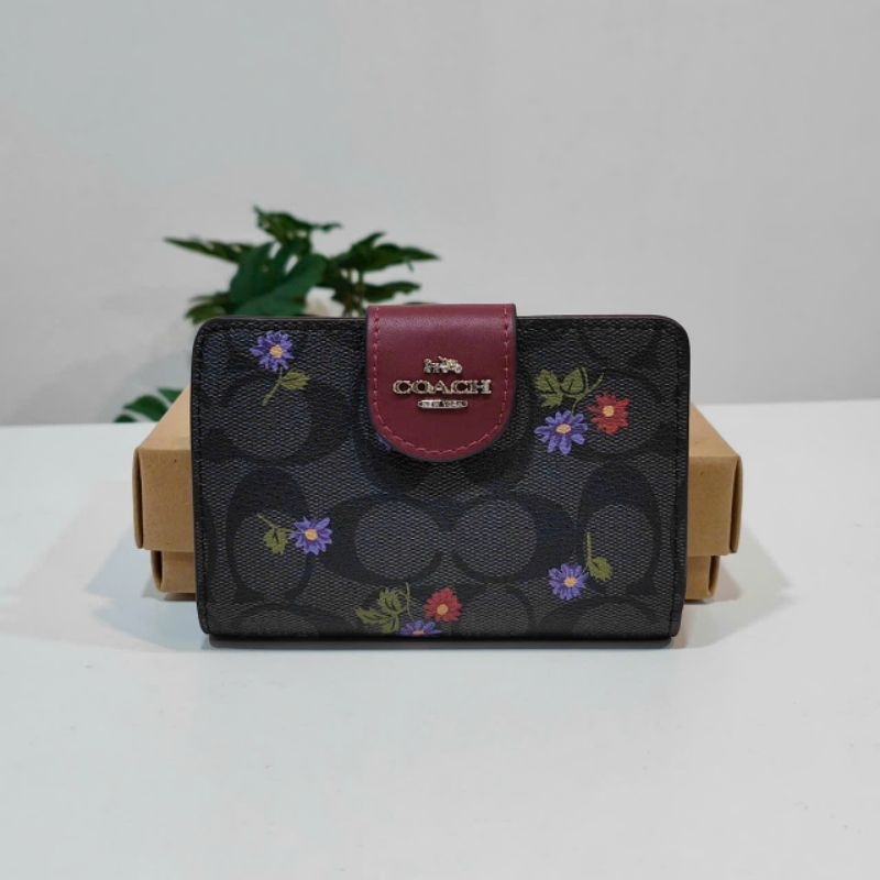 ✨ COACH - Medium Corner Zip Wallet In Signature Canvas With Country Floral Print CM986 ✨ví cực đẹp hoạ tiết xinh xắn