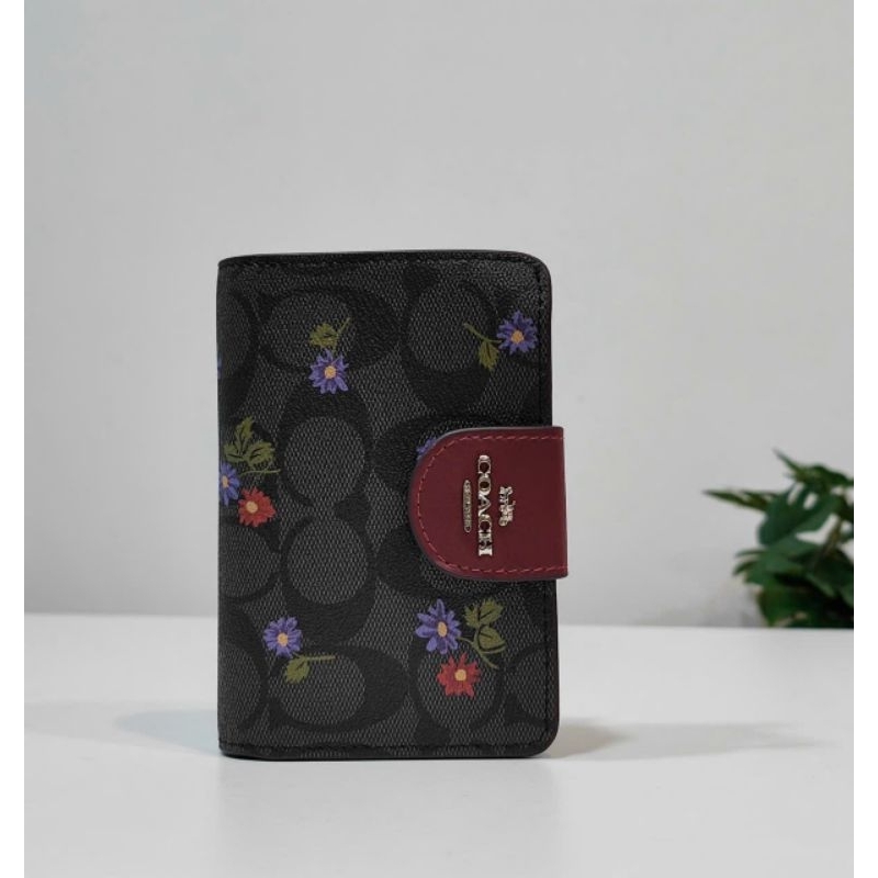 ✨ COACH - Medium Corner Zip Wallet In Signature Canvas With Country Floral Print CM986 ✨ví cực đẹp hoạ tiết xinh xắn