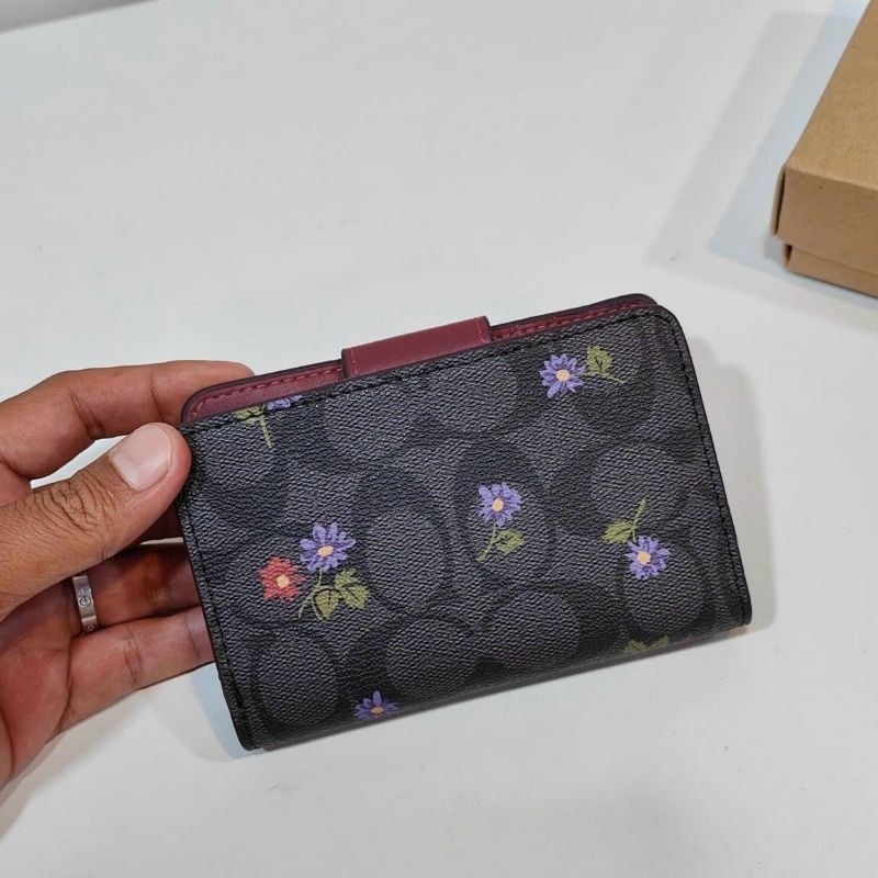 ✨ COACH - Medium Corner Zip Wallet In Signature Canvas With Country Floral Print CM986 ✨ví cực đẹp hoạ tiết xinh xắn