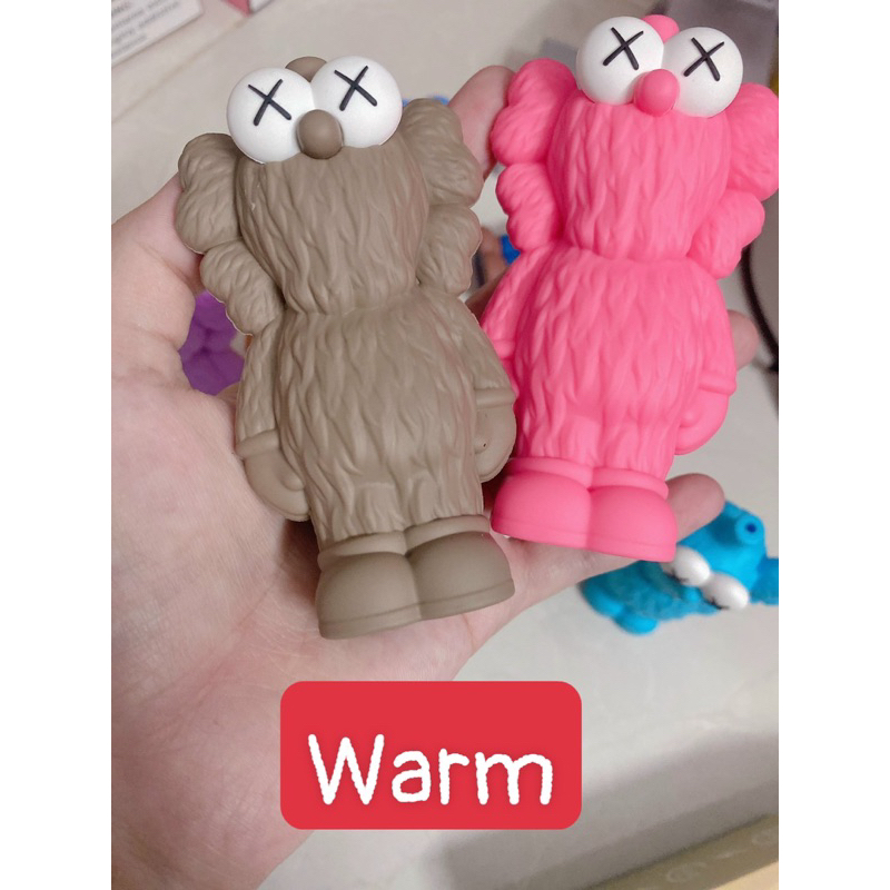 Mô hình chú gấu Kaws tặng sạc