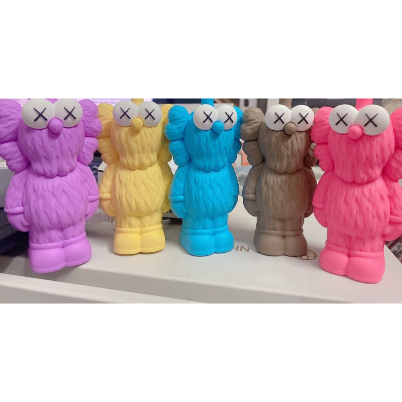 Mô hình chú gấu Kaws tặng sạc