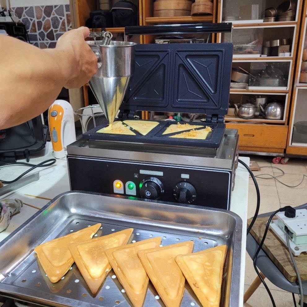 Máy làm bánh hotdog tam giác, máy kẹp bánh mì sandwich