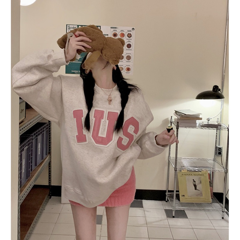 Áo Nỉ Cổ Tròn Màu Xám Tiêu From Rộng Tay Bồng Unsiex , Áo Nỉ Sweater chữ IUS Phối Thêu Da Hồng M67
