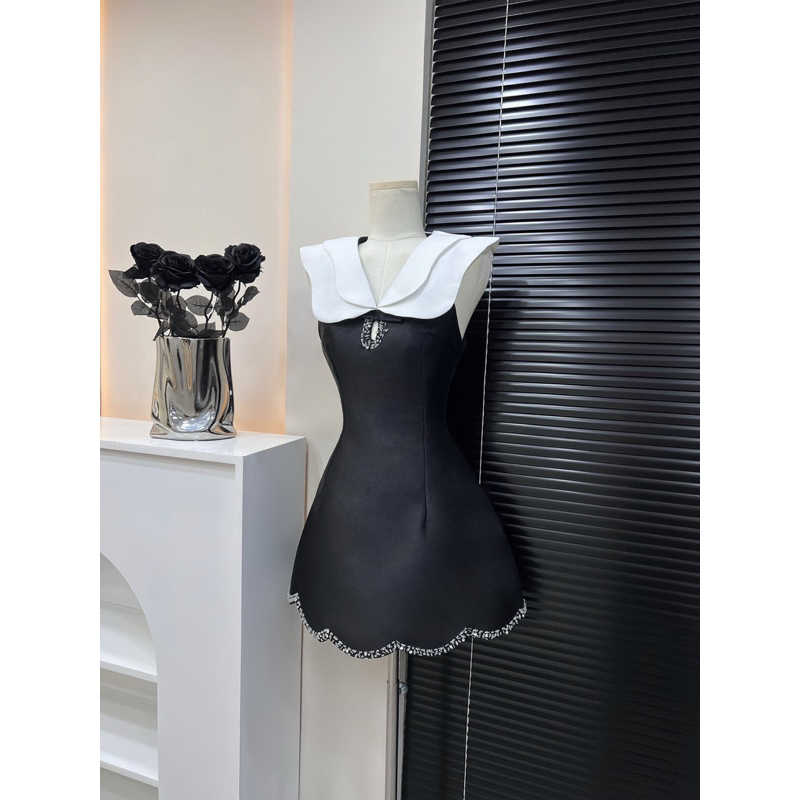 Đầm suông cổ sen kết cườm