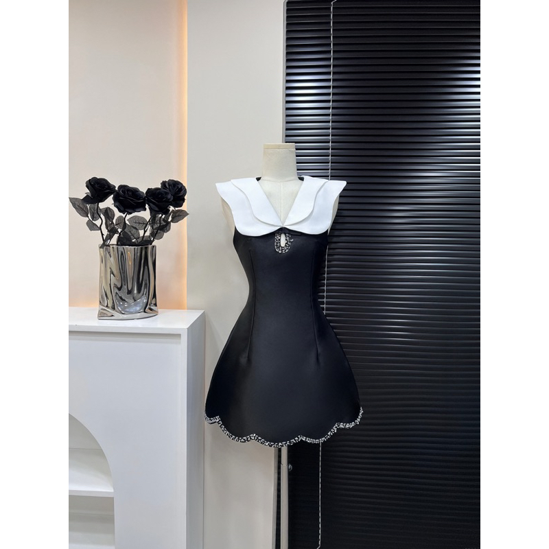 Đầm suông cổ sen kết cườm