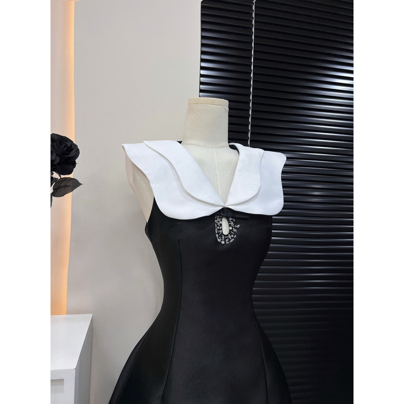 Đầm suông cổ sen kết cườm