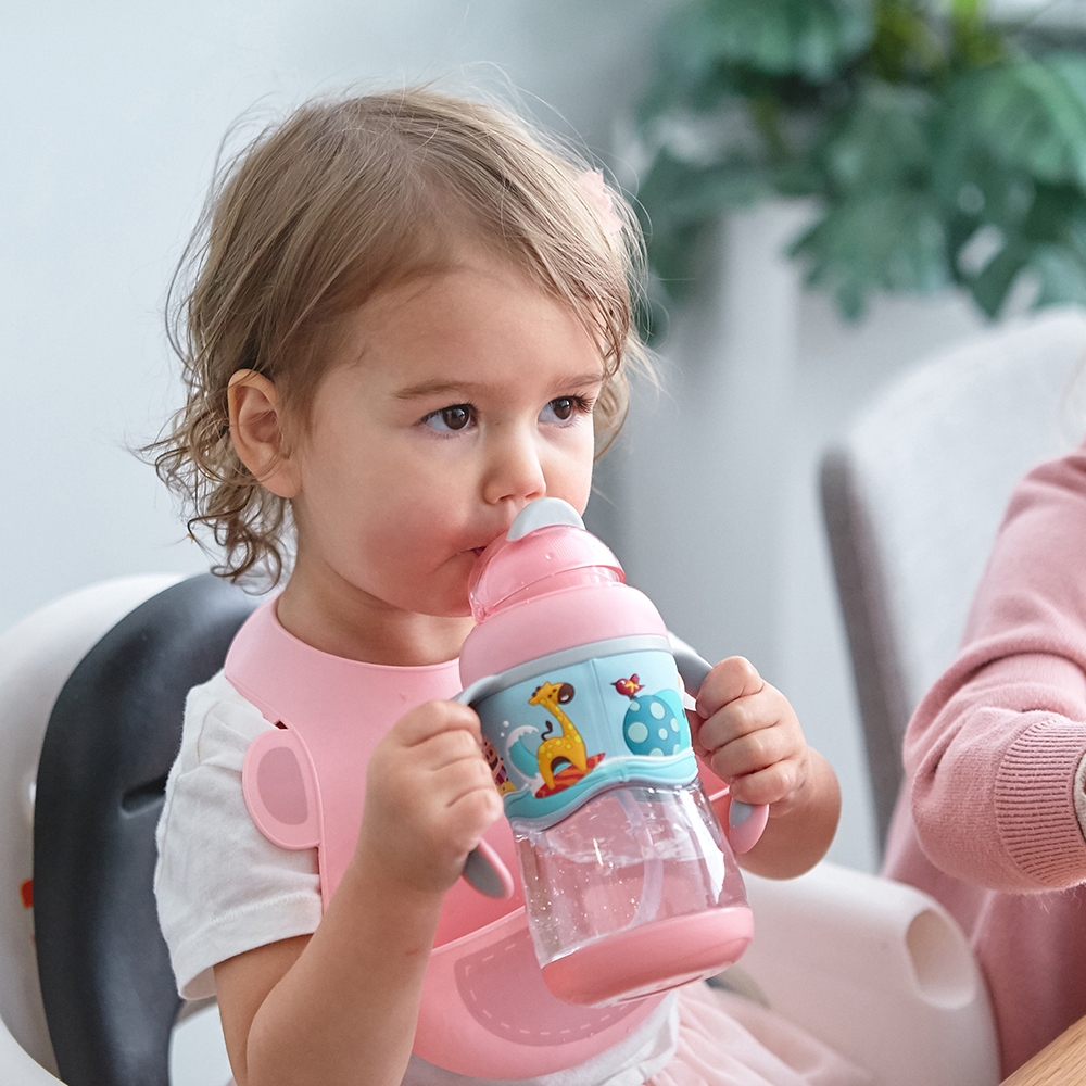 Bình uống nước tritan ống hút đáy nặng có tay cầm và quai treo Marcus & Marcus bé từ 12 tháng