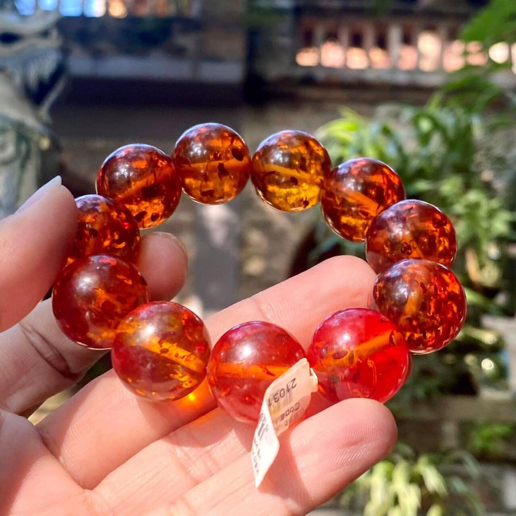 Vòng hổ phách tự nhiên của Nga size to với đường kính >1,8cm.