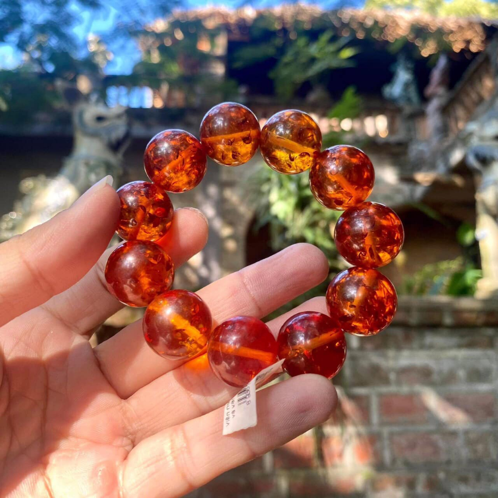 Vòng hổ phách tự nhiên của Nga size to với đường kính >1,8cm.