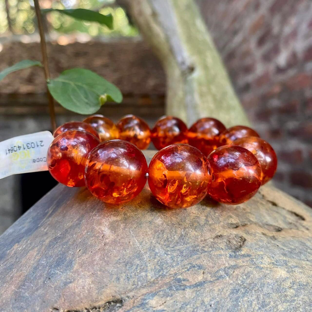 Vòng hổ phách tự nhiên của Nga size to với đường kính >1,8cm.