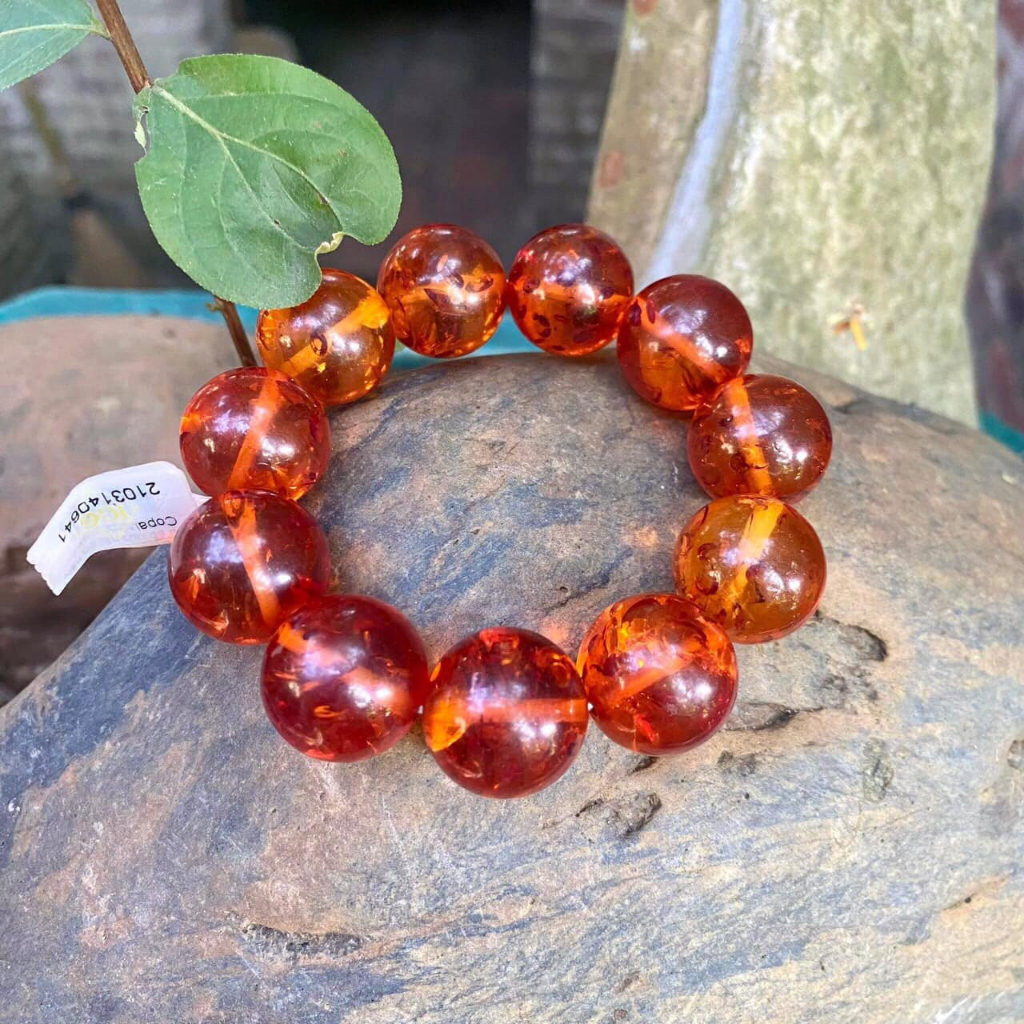 Vòng hổ phách tự nhiên của Nga size to với đường kính >1,8cm.