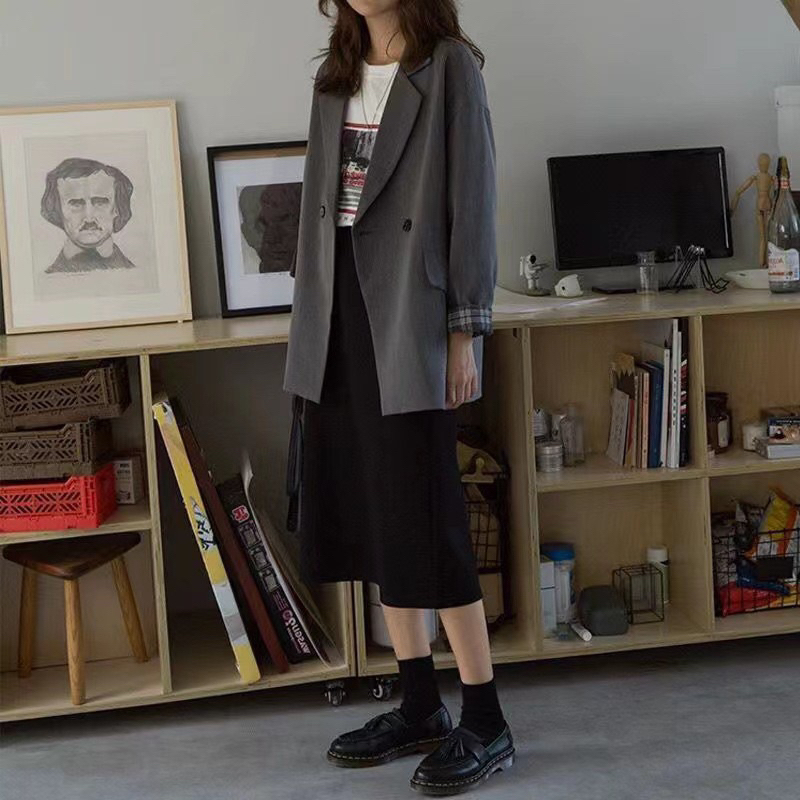 Chân váy bầu xẻ sau.