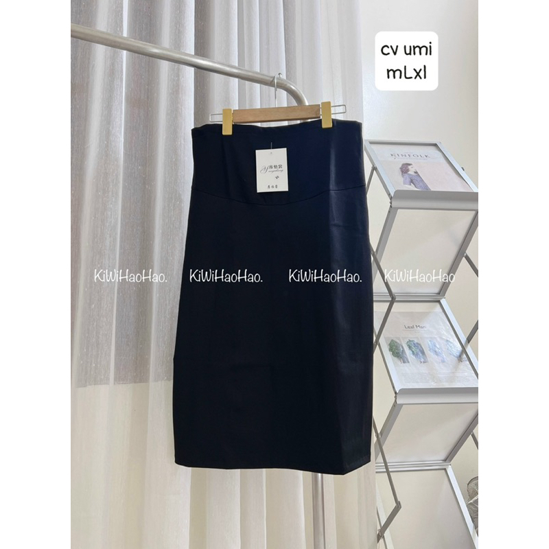 Chân váy bầu xẻ sau.