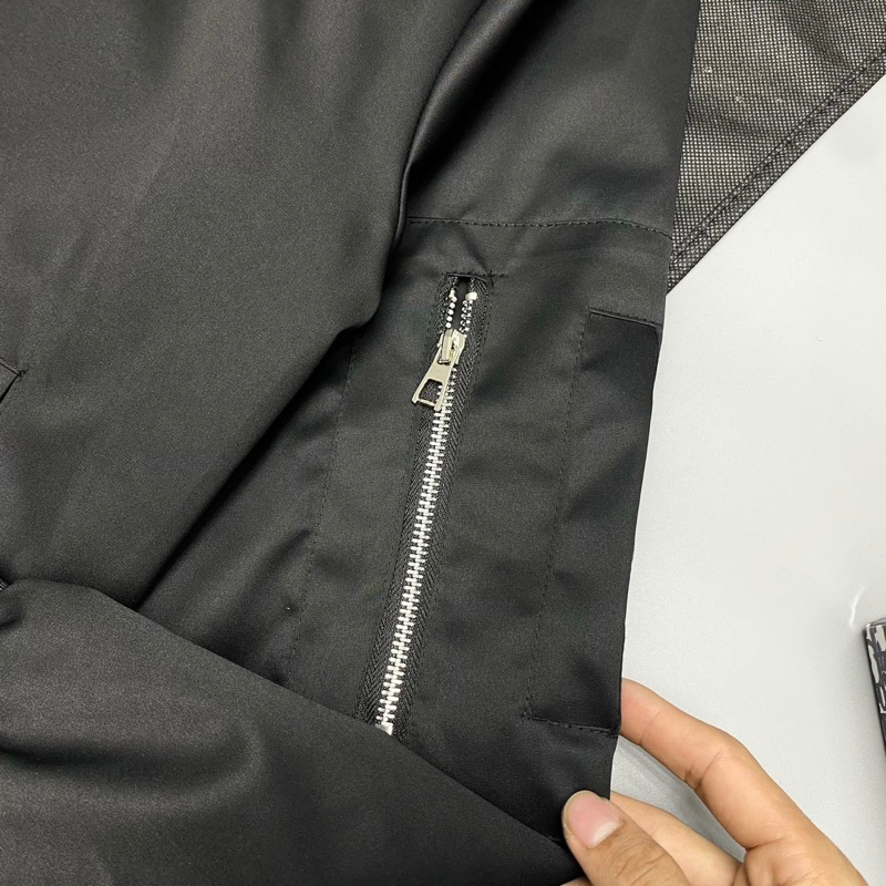 Áo Bomber Gió Nam Nữ CD Đen Thêu Chữ Fa Purpose Tour Sau Lưng Phối Túi Khoá Tay 2 Lớp Basic Cho Các Boy Phố