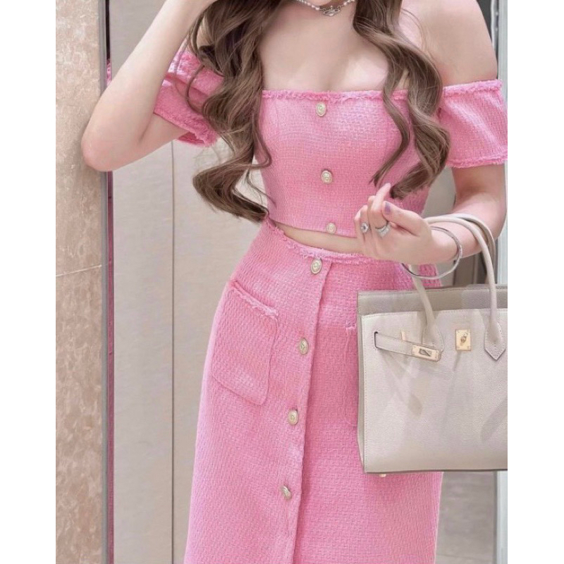 SET ÁO CROPTOP TRỄ VAI + CHÂN VÁY MIDI XẺ PHỐI NÚT HỒNG