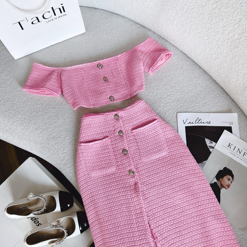 SET ÁO CROPTOP TRỄ VAI + CHÂN VÁY MIDI XẺ PHỐI NÚT HỒNG